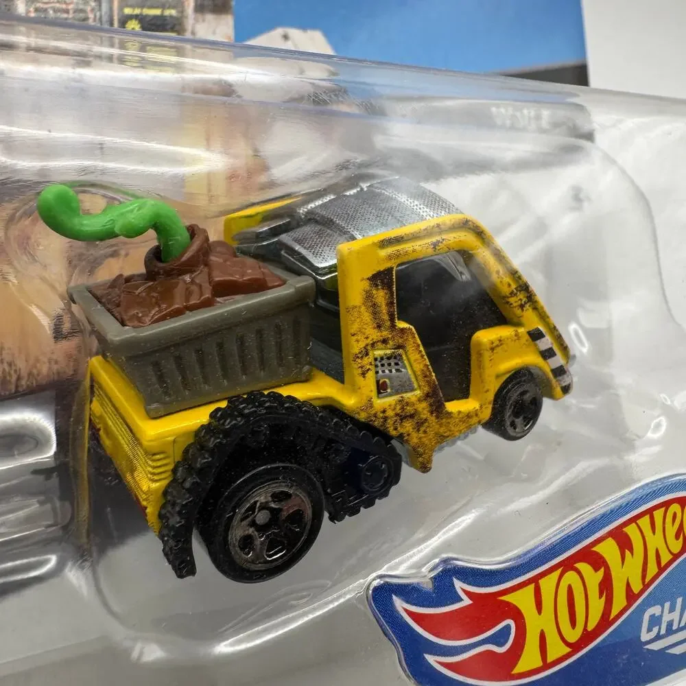 Hot Wheels Wall-E Disney Pixar Character Cars Diecast Vehicle NIP Sealed GCK28